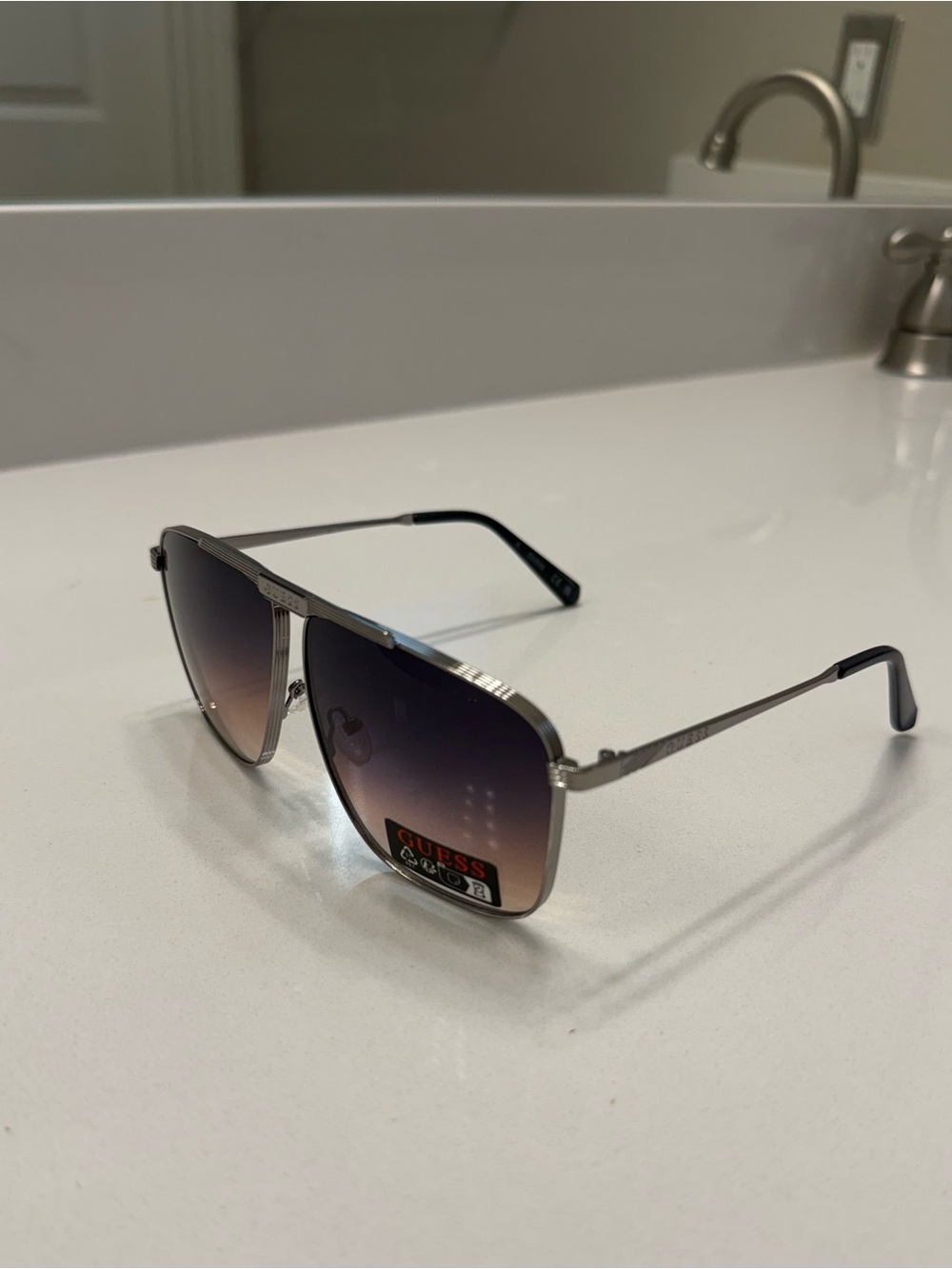 GUESS Aviator Sunglasses in GRADIENT Brown NWOT - Picture 11 of 13